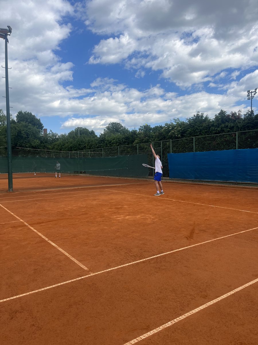 Tenis servis na šljaci